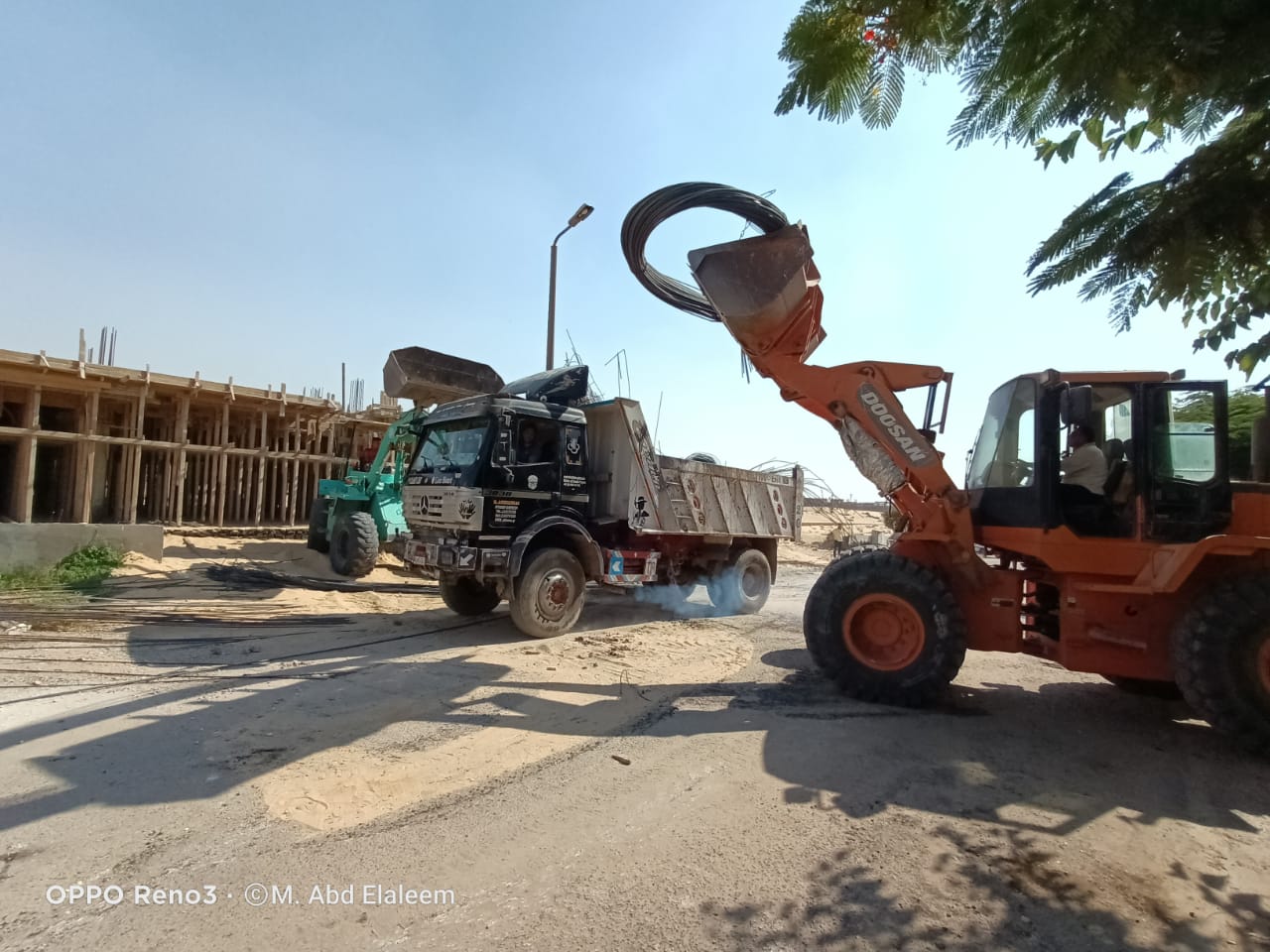 جهاز مدينة العبور يتحفظ على ٧طن حديد فى حملة على القطع المخالفة.. بالصور