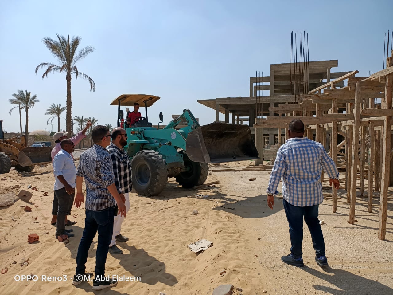 جهاز مدينة العبور يتحفظ على ٧طن حديد فى حملة على القطع المخالفة.. بالصور
