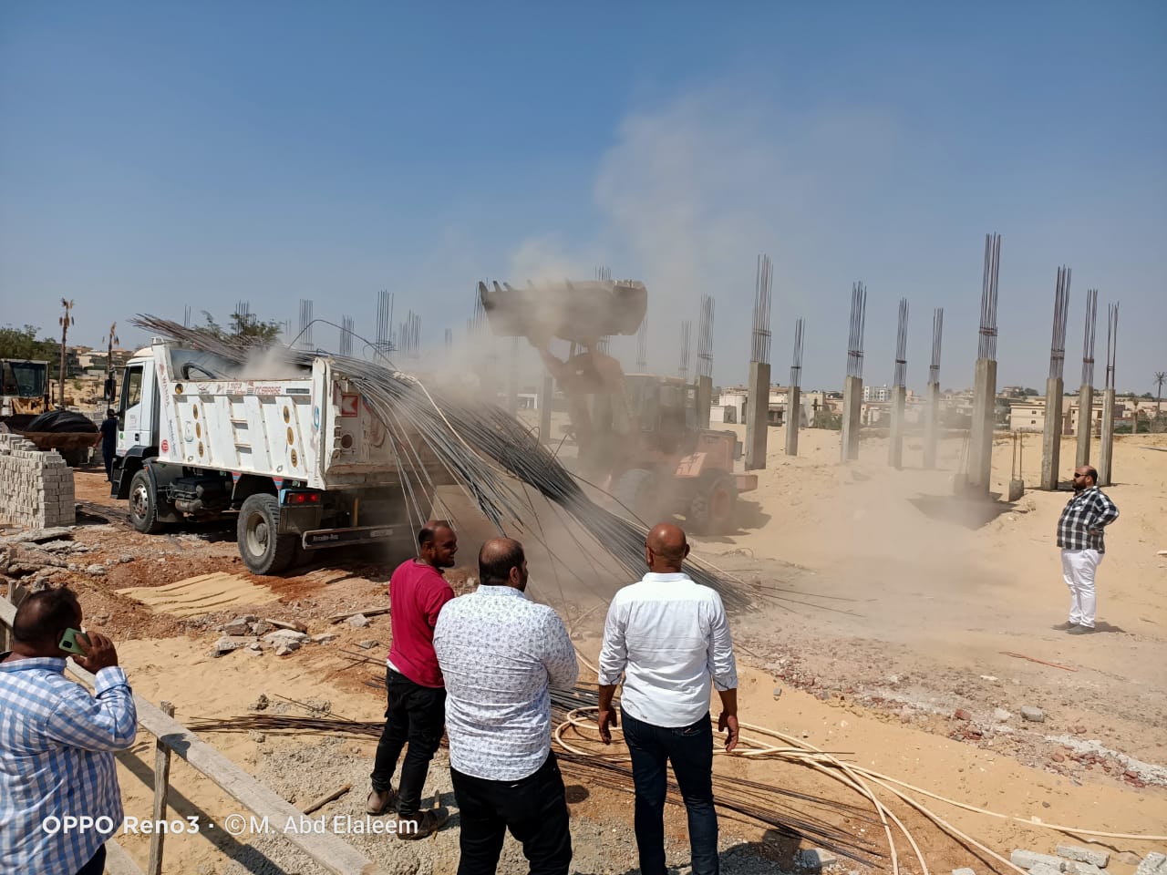 جهاز مدينة العبور يتحفظ على ٧طن حديد فى حملة على القطع المخالفة.. بالصور