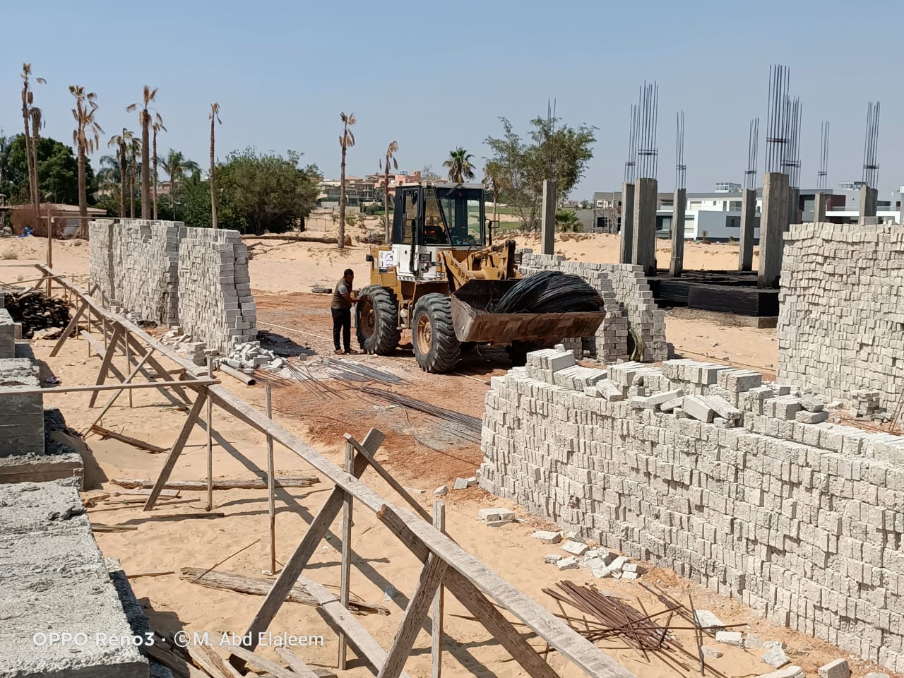 جهاز مدينة العبور يتحفظ على ٧طن حديد فى حملة على القطع المخالفة.. بالصور