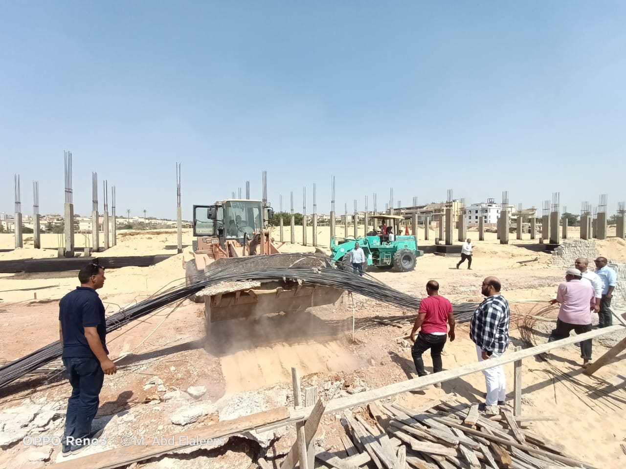 جهاز مدينة العبور يتحفظ على ٧طن حديد فى حملة على القطع المخالفة.. بالصور