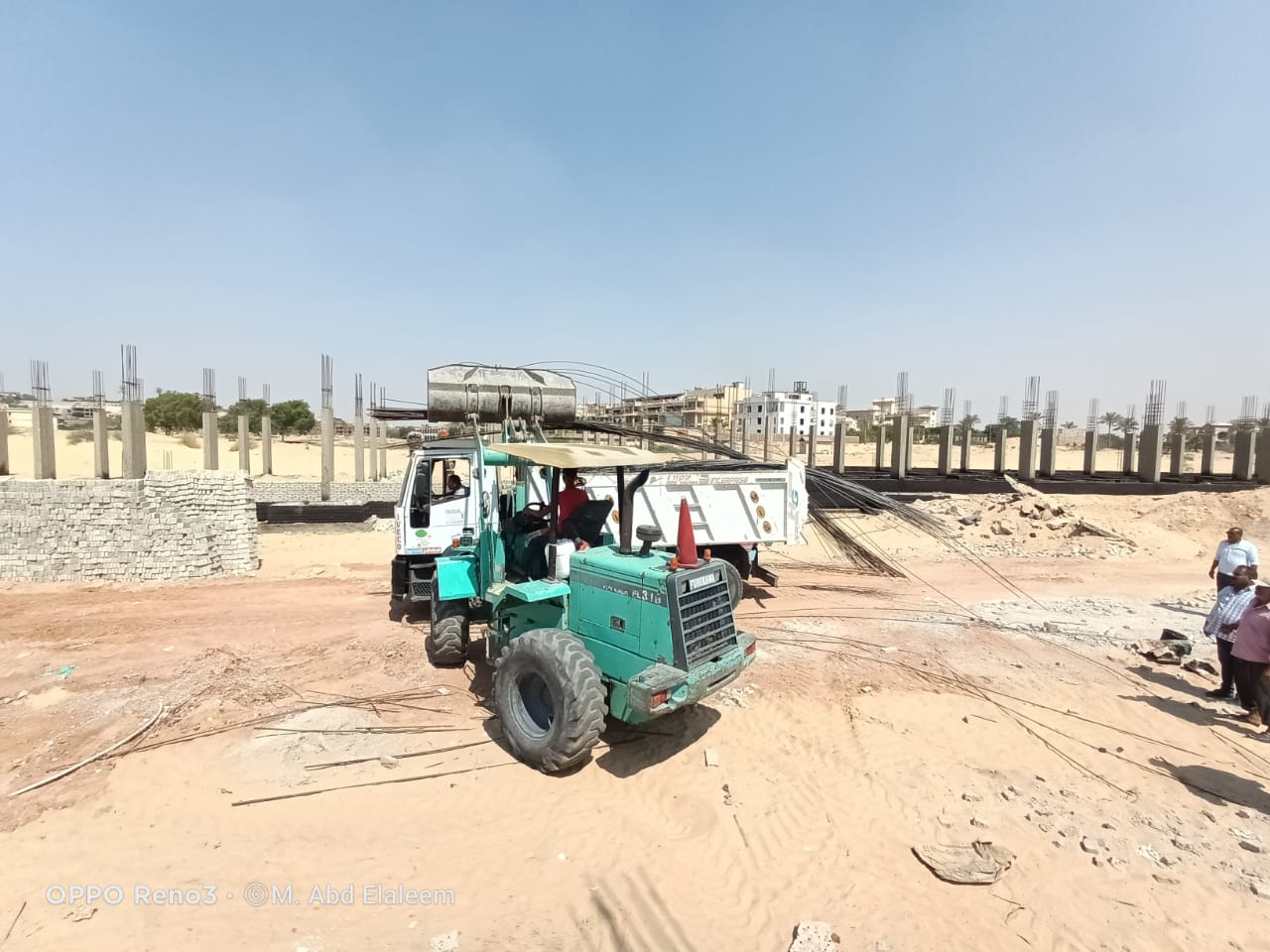 جهاز مدينة العبور يتحفظ على ٧طن حديد فى حملة على القطع المخالفة.. بالصور