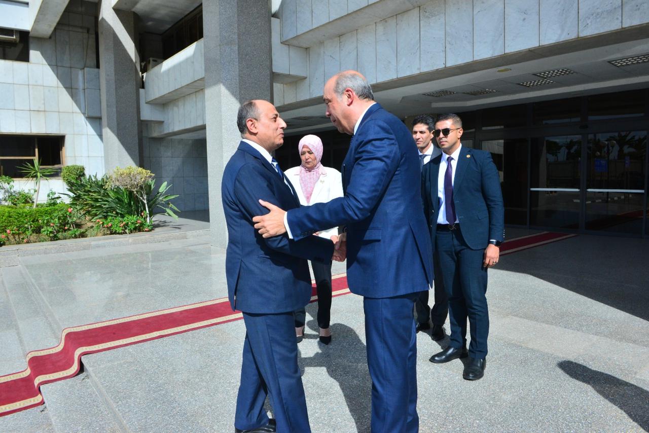محمد عباس يستقبل الطيار سامح الحفنى 