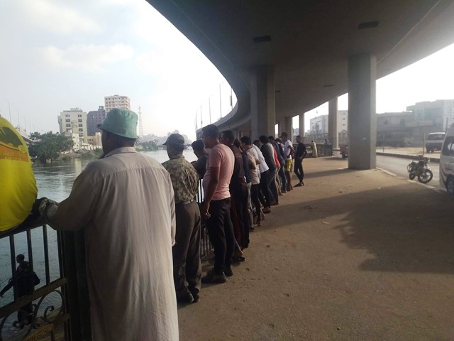 انتشال جثمان شاب غرق فى مياه ترعة المنصورية فى الدقهلية.. بالصور