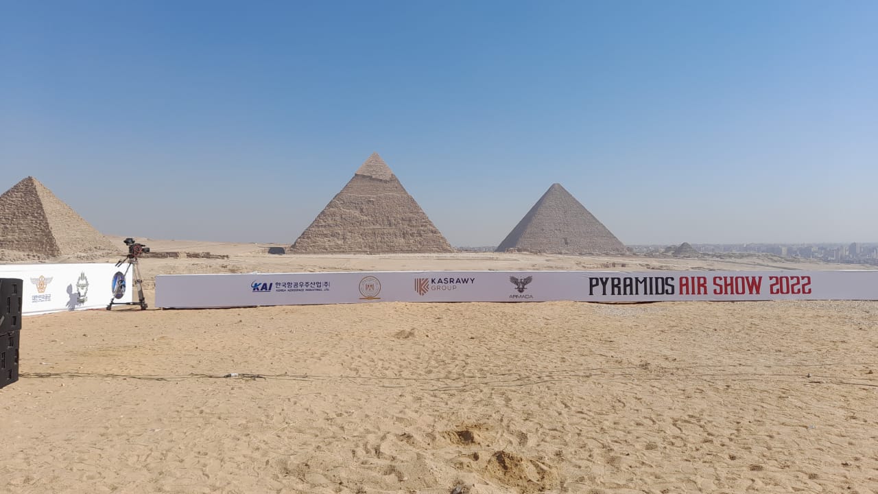 بدء انطلاق العرض الجوي Pyramids Air Show 2022 فوق الأهرامات 