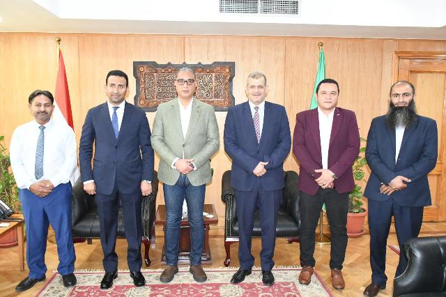 الأنصاري يسلم6 شيكات لشركة مياه الشرب والصرف الصحي لتوصيل المرافق