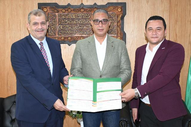 الأنصاري يسلم6 شيكات لشركة مياه الشرب والصرف الصحي لتوصيل المرافق