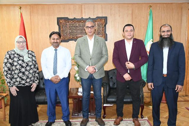 الأنصاري يسلم6 شيكات لشركة مياه الشرب والصرف الصحي لتوصيل المرافق