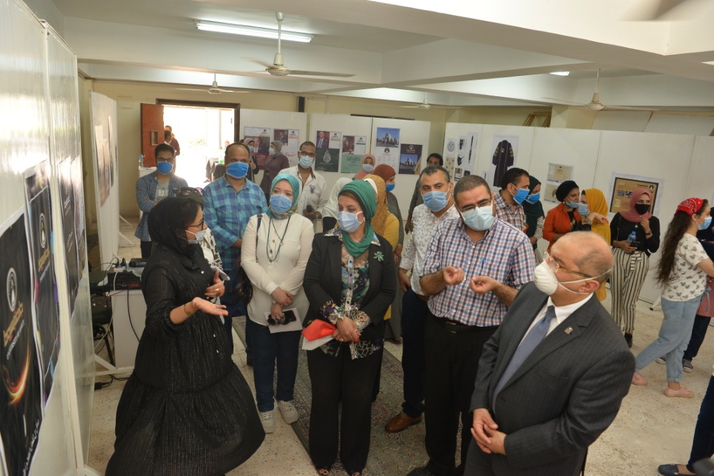 الجمال يؤكد على أهمية دور الفن فى تحديد الهوية البصرية خلال إفتتاحه المعرض الفنى ( أوراق) بكلية الفنون الجميلة  