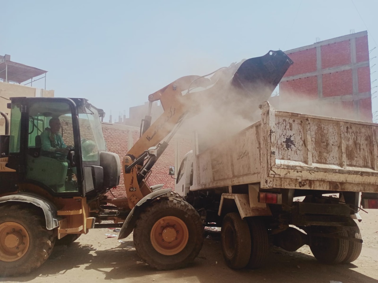 محافظ أسيوط: تنفيذ حملات نظافة ورفع القمامة بقرى مراكز ديروط وصدف