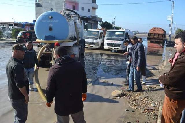 رئيس مركز ومدينة بلطيم يتابع  أعمال سحب  مياه الأمطار