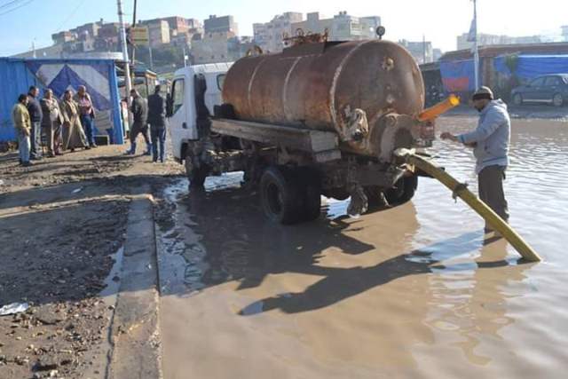 رئيس مركز ومدينة بلطيم يتابع  أعمال سحب  مياه الأمطار