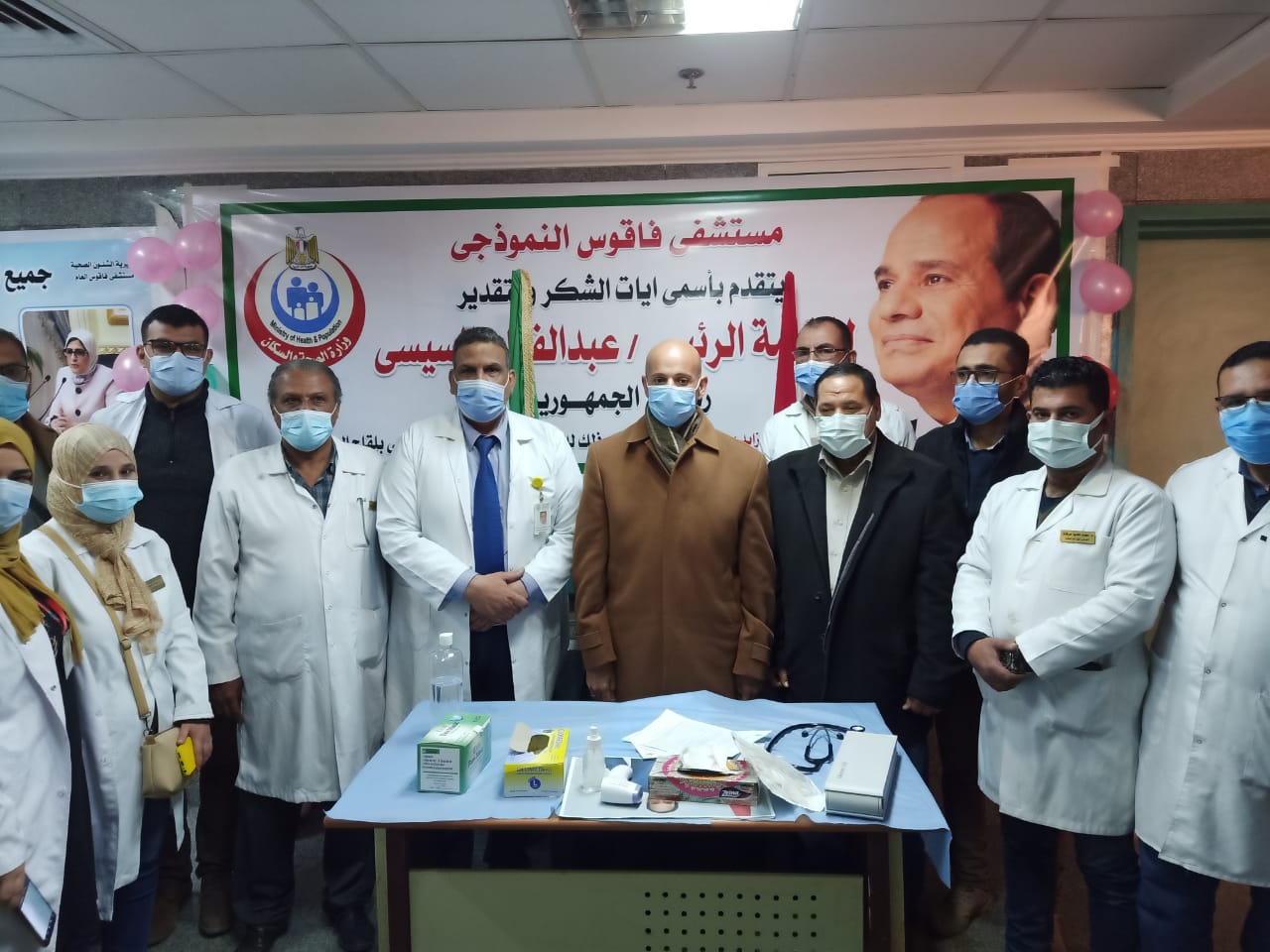 وكيل وزارة الصحة بالشرقية يتلقي لقاح كورونا بعد الانتهاء من تطعيم كافة الفرق الطبية بأقسام العزل بمستشفي فاقوس بنسبة ١٠٠%  