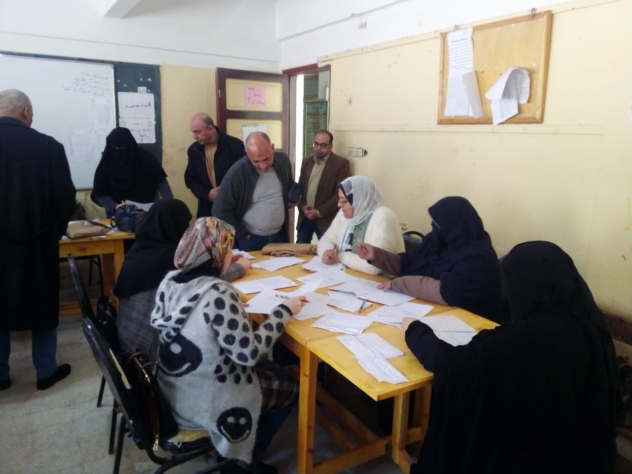 وكيل تعليم مطروح يتابع أعمال التصحيح للشهادة الإعدادية