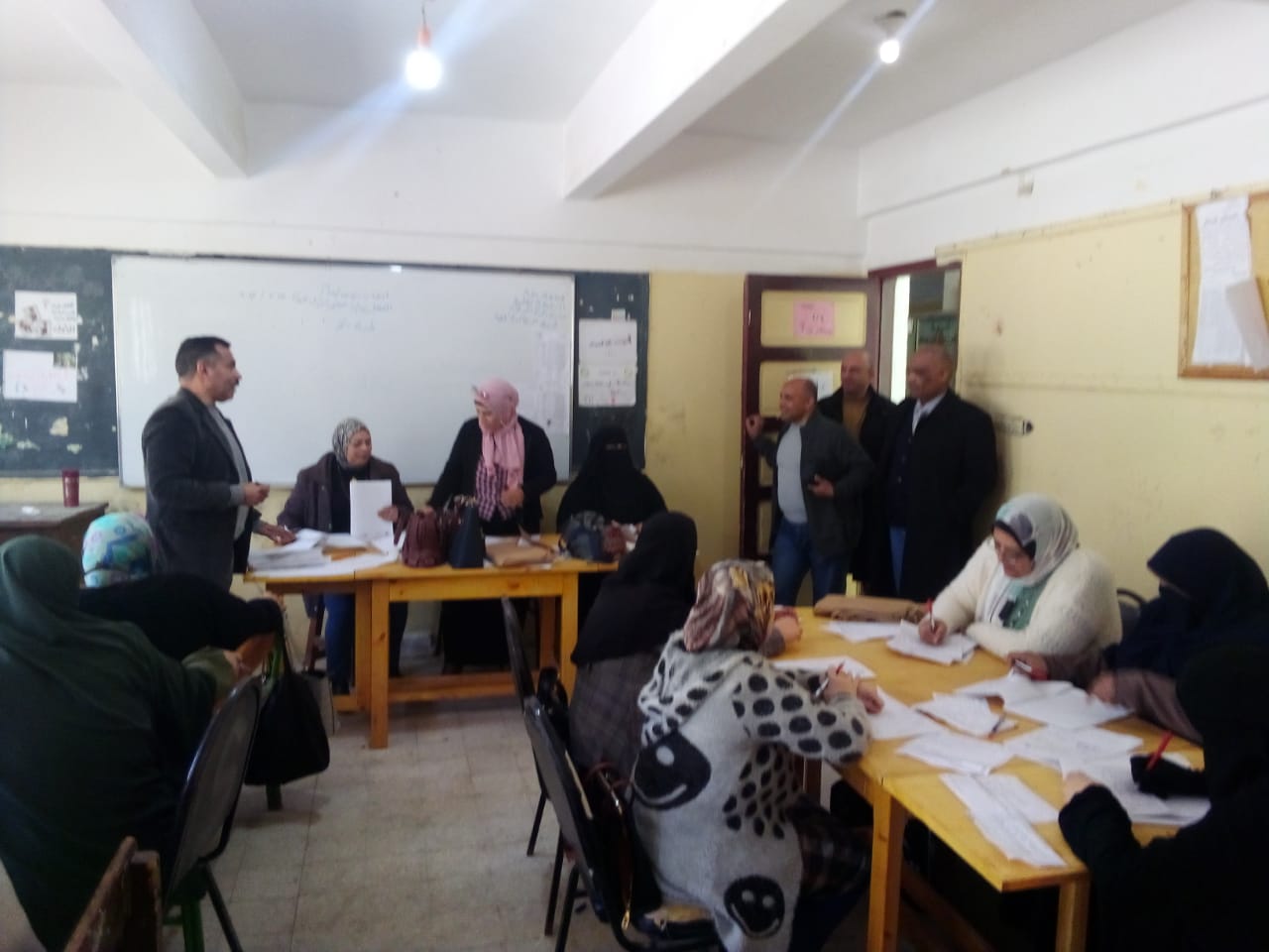 وكيل تعليم مطروح يتابع أعمال التصحيح للشهادة الإعدادية