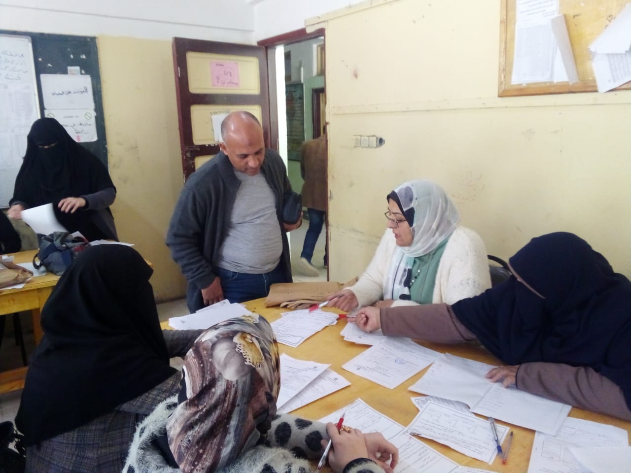 وكيل تعليم مطروح يتابع أعمال التصحيح للشهادة الإعدادية