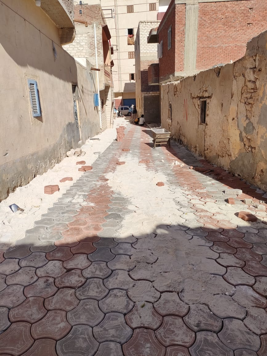 عبد المجيد يتابع تركيب الانترلوك بشوارع عزبة العسكر بمطروح