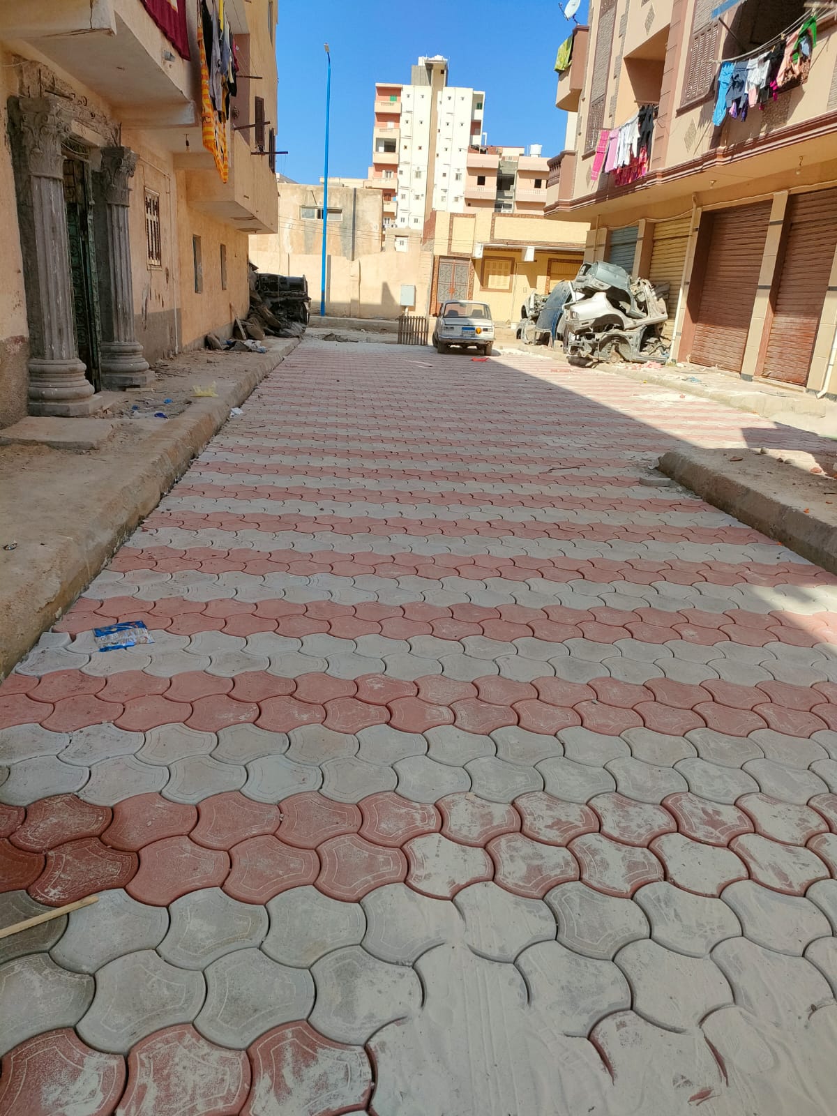 عبد المجيد يتابع تركيب الانترلوك بشوارع عزبة العسكر بمطروح