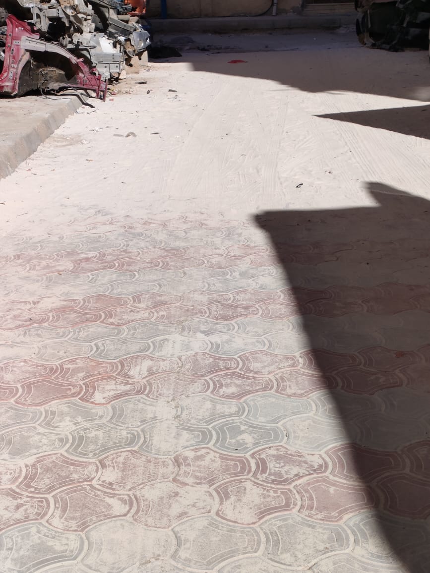 عبد المجيد يتابع تركيب الانترلوك بشوارع عزبة العسكر بمطروح