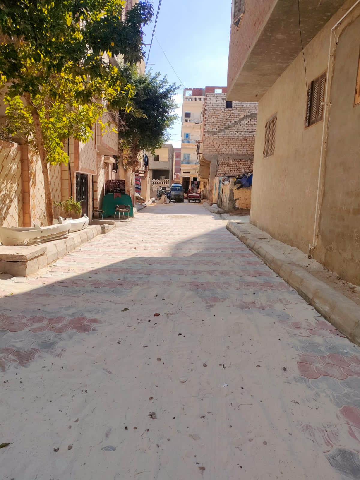 عبد المجيد يتابع تركيب الانترلوك بشوارع عزبة العسكر بمطروح
