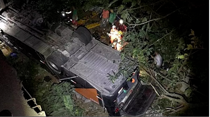 سقوط حافلة لفريق برازيلي لكرة القدم من الجسر