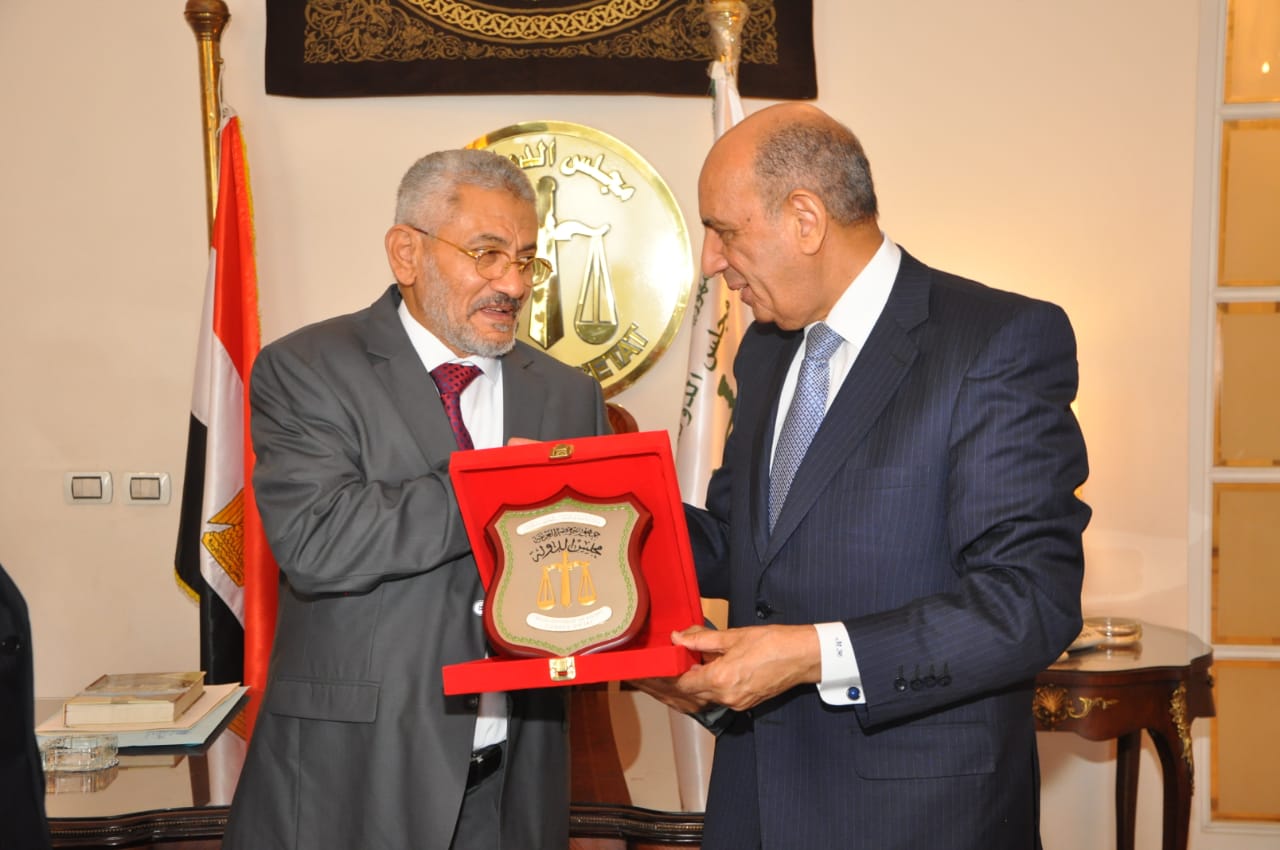 المستشار حسام الدين يهدى درع مجلس الدوله لرئيس المحكمه العليا باليمن