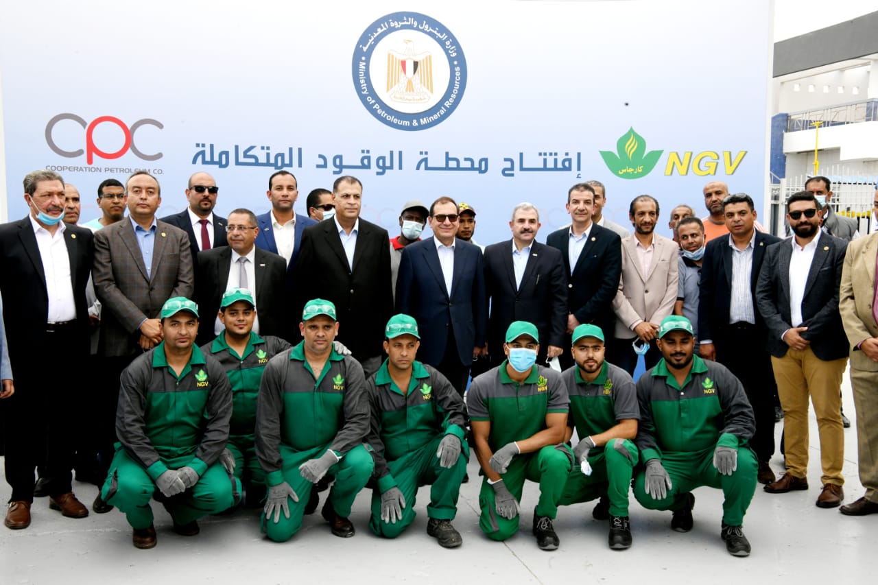 وزير البترول والمحافظ يتفقدان المشروعات البترولية بالسويس.. صور