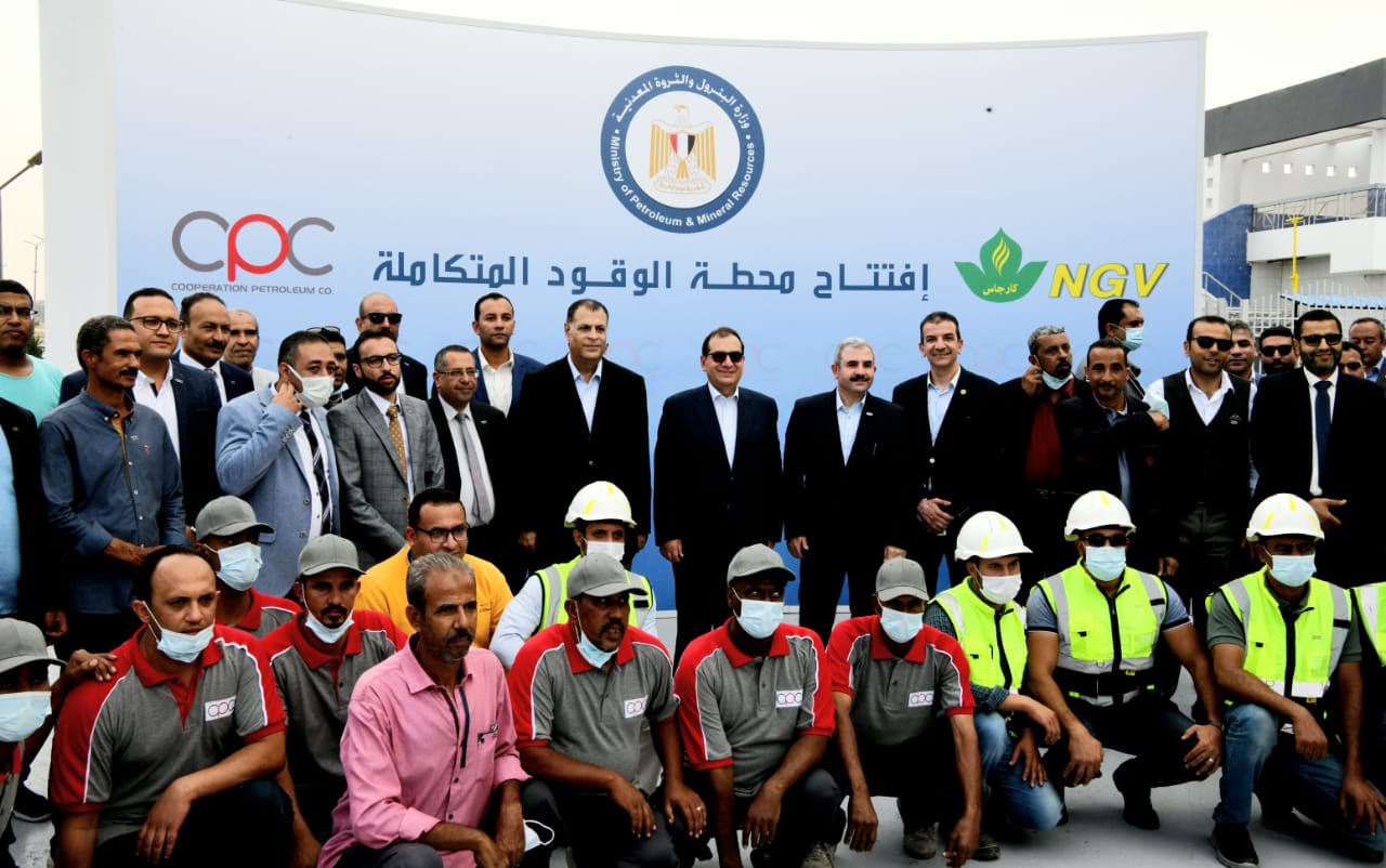 وزير البترول والمحافظ يتفقدان المشروعات البترولية بالسويس.. صور