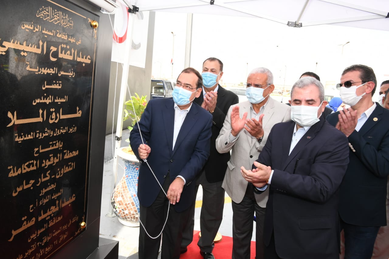 وزير البترول والمحافظ يتفقدان المشروعات البترولية بالسويس.. صور