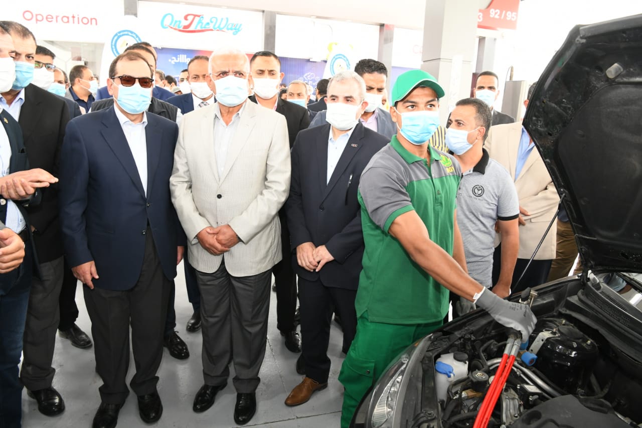 وزير البترول والمحافظ يتفقدان المشروعات البترولية بالسويس.. صور