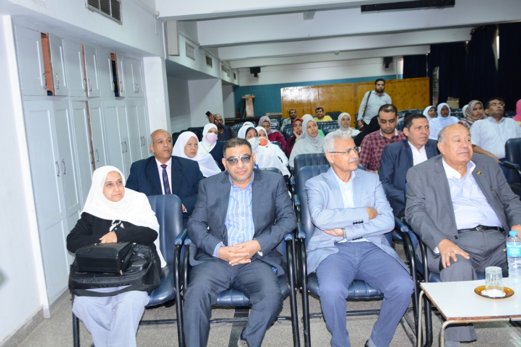 إنطلاق ندوة اليوم العلمى لقسم طب المناطق الحرة لمرض 