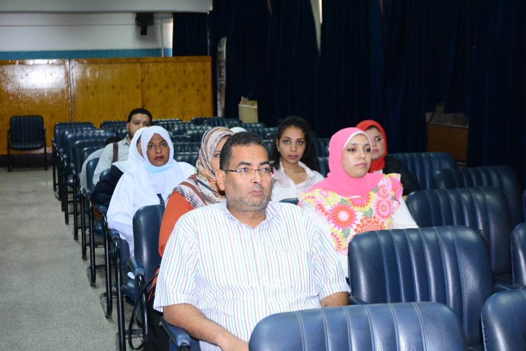 إنطلاق ندوة اليوم العلمى لقسم طب المناطق الحرة لمرض 