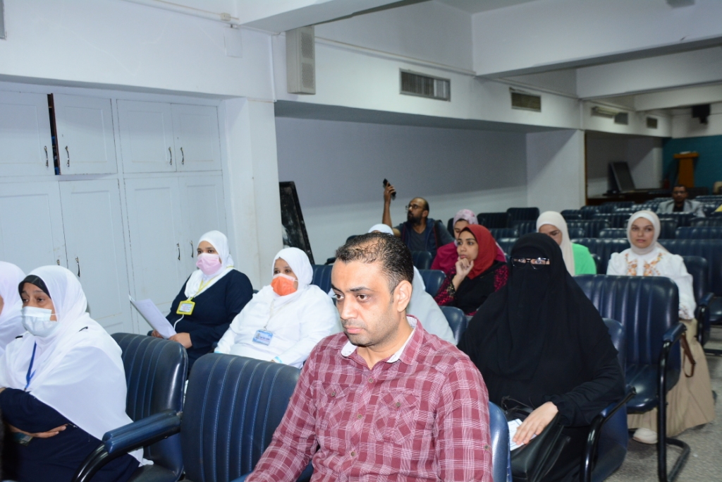 إنطلاق ندوة اليوم العلمى لقسم طب المناطق الحرة لمرض 