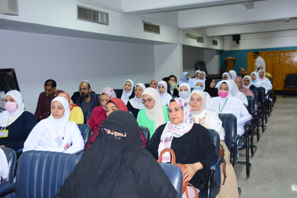 إنطلاق ندوة اليوم العلمى لقسم طب المناطق الحرة لمرض 