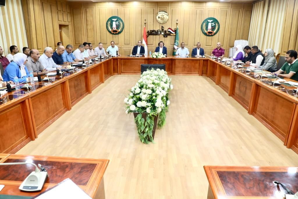 محافظ المنوفية خلال رئاسته الإجتماع