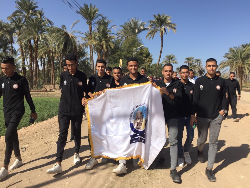 طلاب حقوق قنا فى زيارة ميدانية لمشروعات 