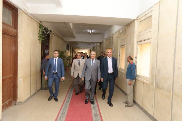 رئيس جامعة الزقازيق يقوم بزيارة تفقدية لكلية التجارة  