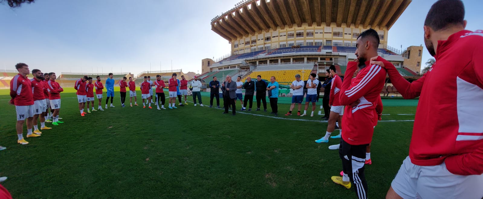 قبل مواجهة سيراميكا بالدورى .. رئيس المقاولون يحضر تدريبات فريقه