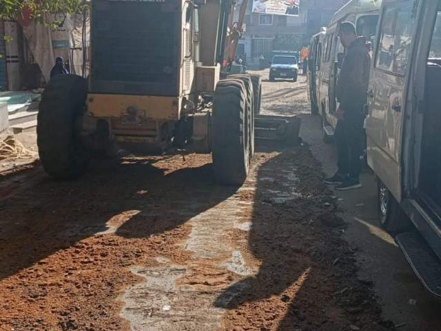 رئيس مدينة الزقازيق يدفع برجال المجلس لتمهيد طريق غزالة أبوالاخضر