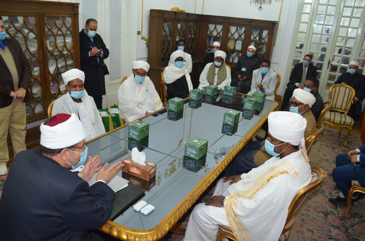 وزير الأوقاف يكرم الائمة السودانيين