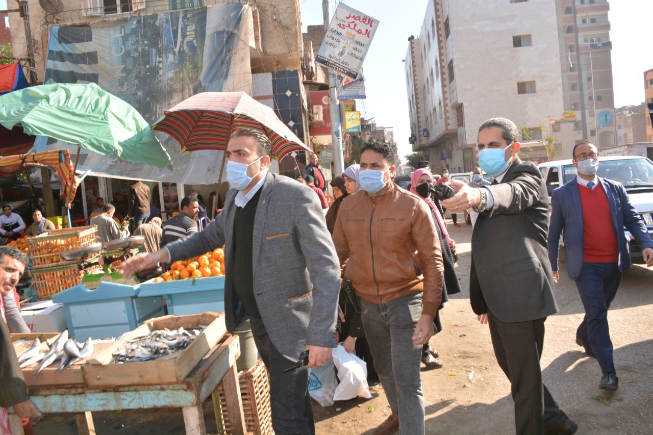 محافظ الغربية في جولة لمتابعة مشروعات الرصف ببسيون وكفر الزيات-صور