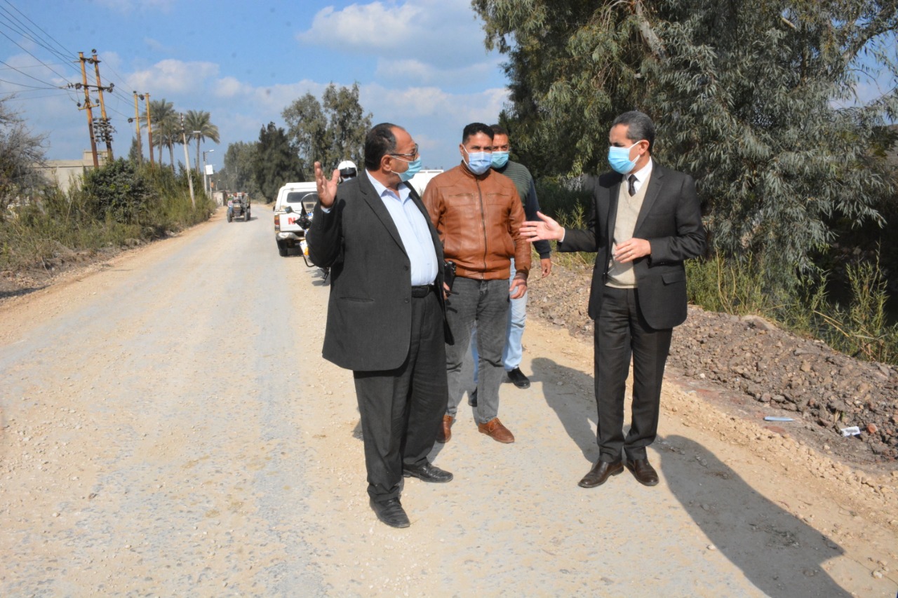 محافظ الغربية في جولة لمتابعة مشروعات الرصف ببسيون وكفر الزيات-صور