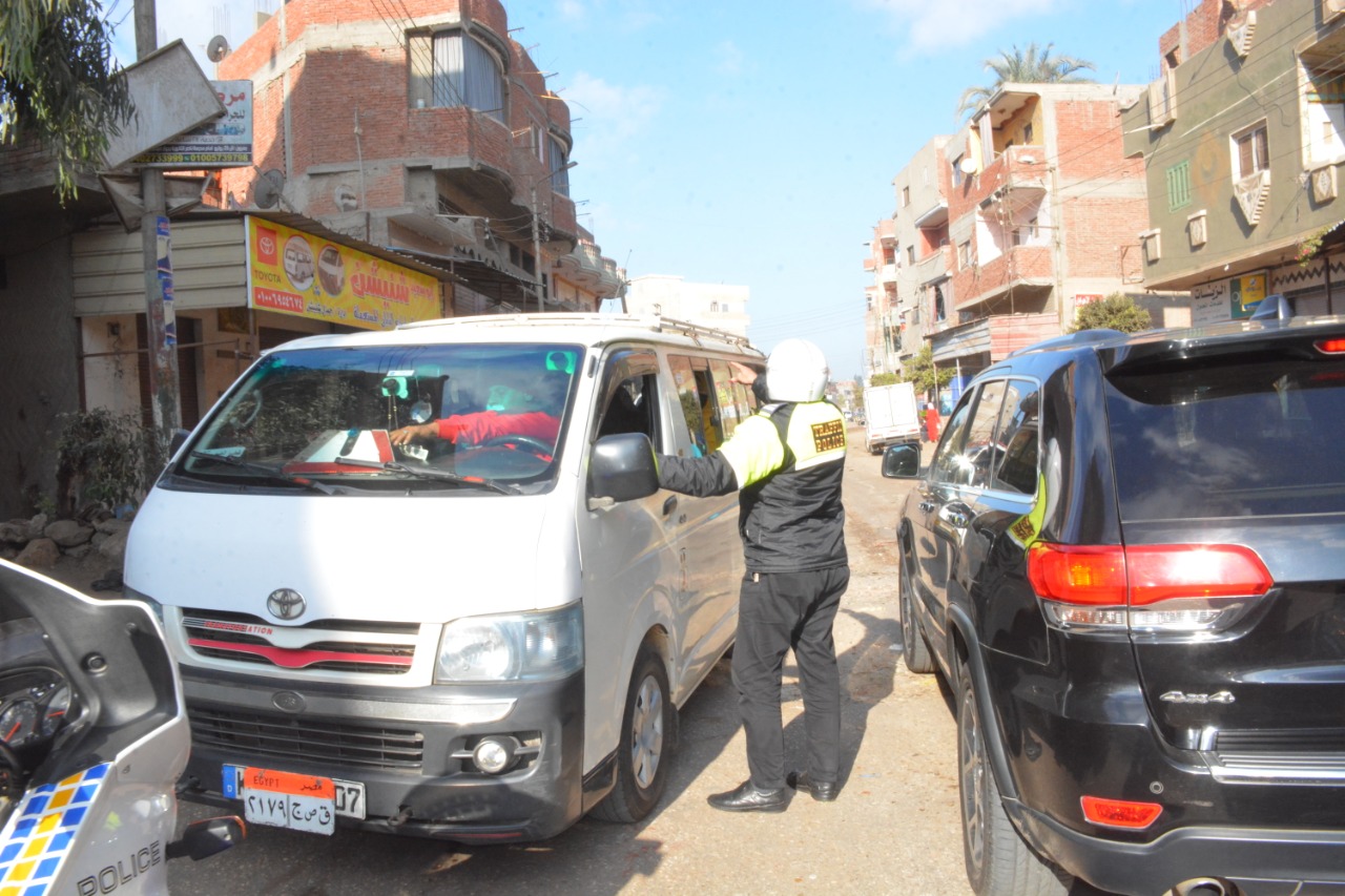 محافظ الغربية في جولة لمتابعة مشروعات الرصف ببسيون وكفر الزيات-صور