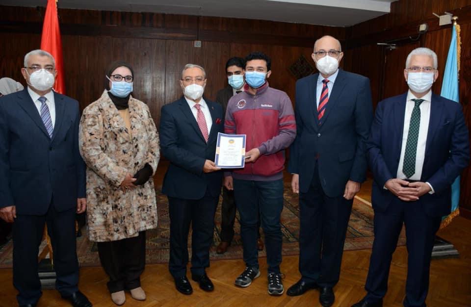 مجلس جامعة طنطا يكرم 18 طالبا وطالبة من حفظة القرآن الكريم-صور