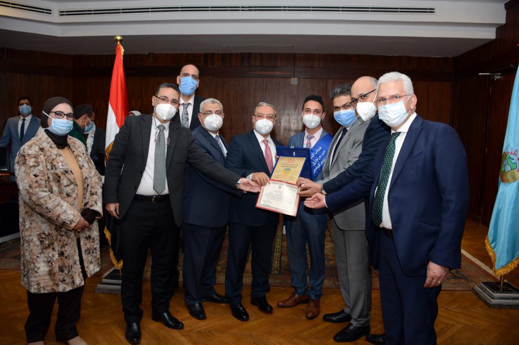 مجلس جامعة طنطا يكرم 18 طالبا وطالبة من حفظة القرآن الكريم-صور