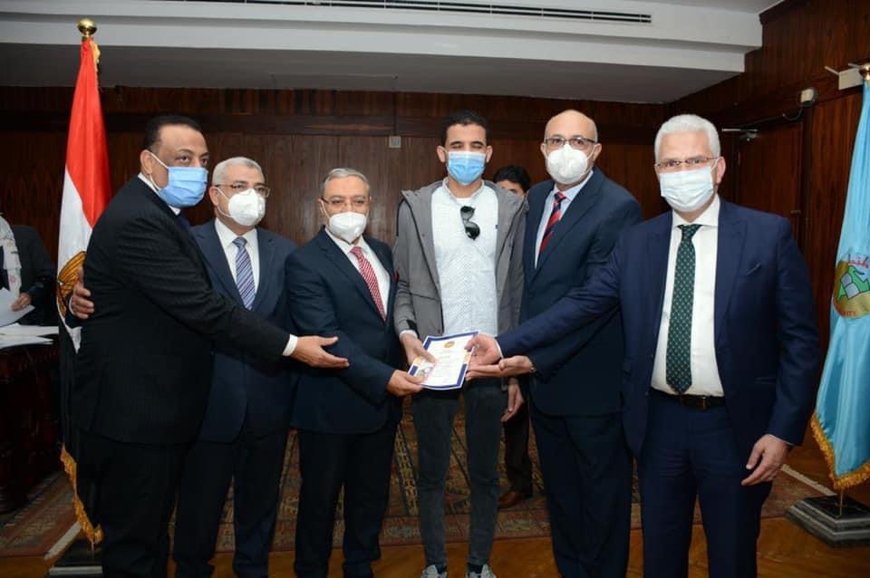مجلس جامعة طنطا يكرم 18 طالبا وطالبة من حفظة القرآن الكريم-صور