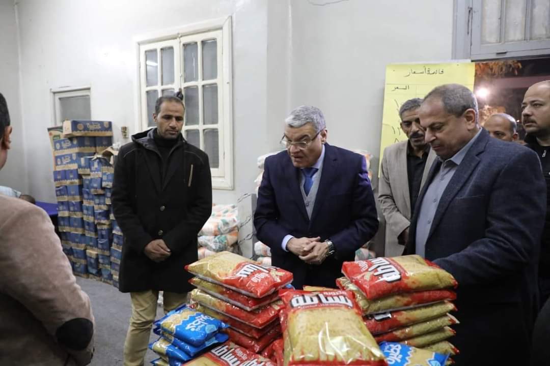 محافظ المنيا يتفقد المنفذ الثابت لبيع السلع الغذائية بسمالوط.صور