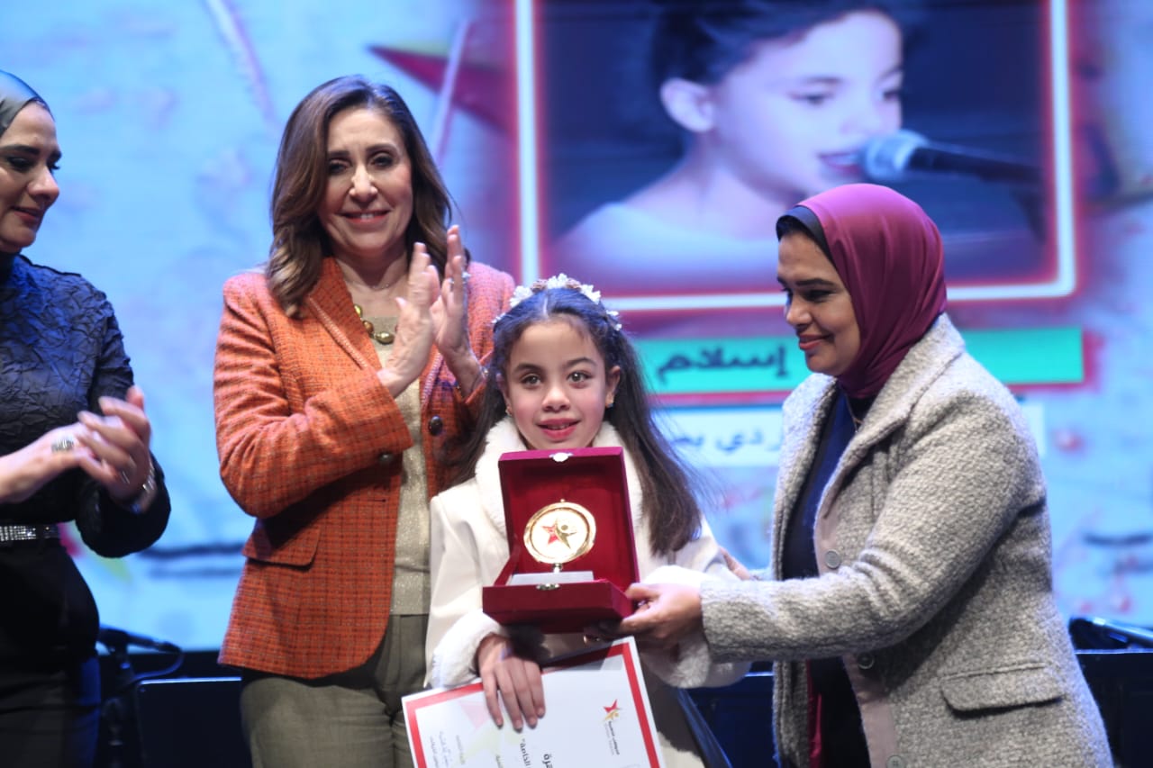 وزيرة الثقافة تُكرم الفائزين بمسابقة المواهب الذهبية لذوي القدرات