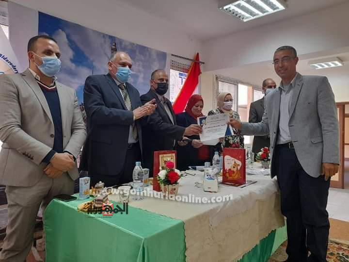 تعليمية العاشر من رمضان تكرم قسم التطوير التكنولوجي لدعمة منظومة التعليم الجديدة