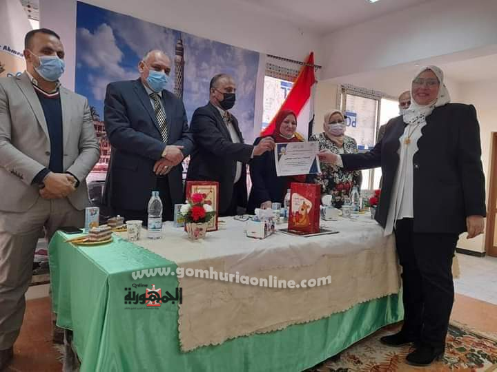 تعليمية العاشر من رمضان تكرم قسم التطوير التكنولوجي لدعمة منظومة التعليم الجديدة